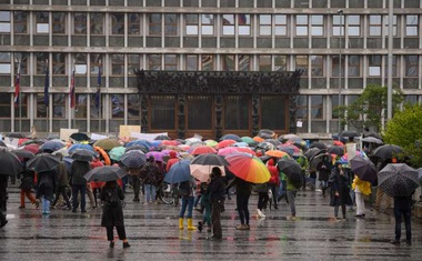 "Narave ne damo," vzklikalo nekaj sto protestnikov pred parlamentom