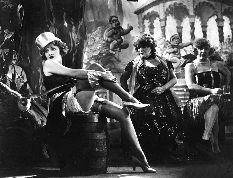 Marlene Dietrich v filmu Modri angel iz leta 1930 je jemala dih v takrat še svilenih nogavicah. 