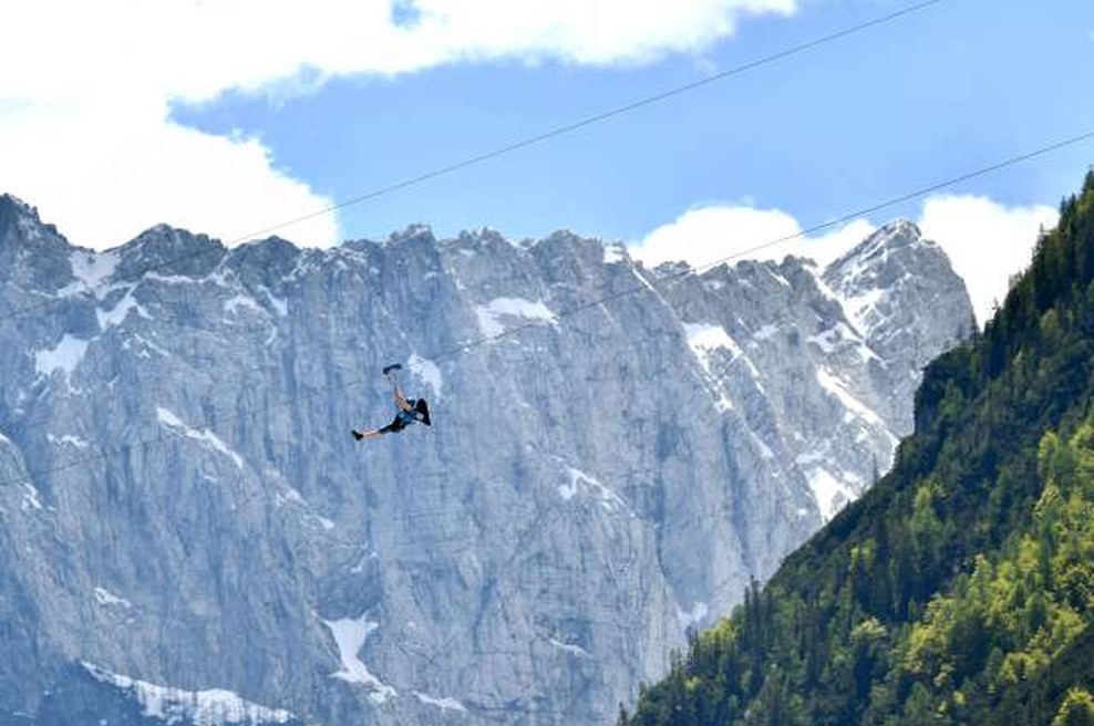 V Črni na Koroškem napeljujejo najdaljši adrenalinski spust v Sloveniji (foto: Tamino Petelinšek/STA)