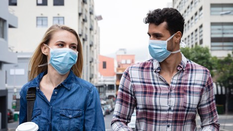 Koronavirus se zelo dobro prenaša med govorjenjem