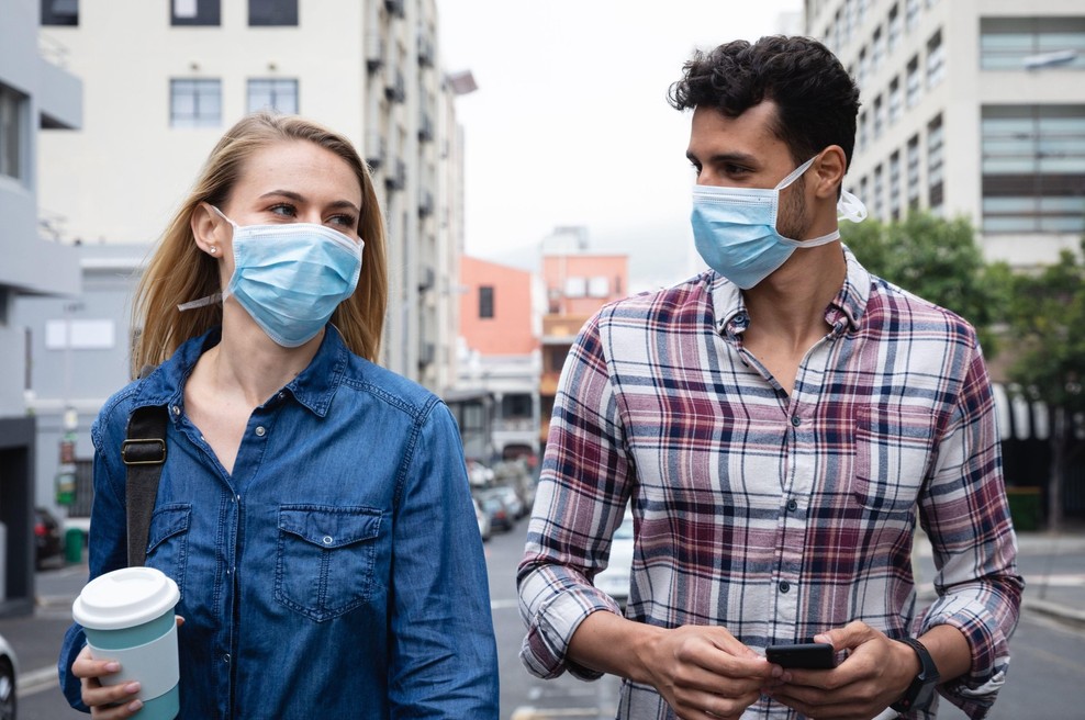 Koronavirus se zelo dobro prenaša med govorjenjem (foto: Profimedia)