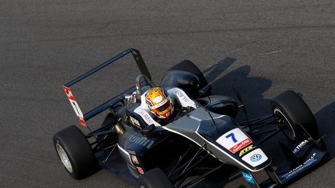 Dirkač F1 Charles Leclerc je zaradi tekme na spletu pustil dekle slabe pol ure pred vrati (foto: profimedia)