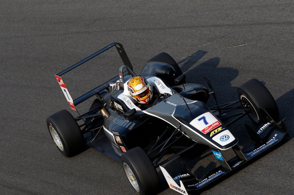 Dirkač F1 Charles Leclerc je zaradi tekme na spletu pustil dekle slabe pol ure pred vrati (foto: profimedia)