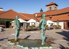 V BiH razburja fontana v obliki zemljevida države, v katero urinirajo kipi