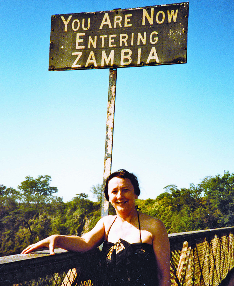 Posnetek z mostu čez reko Zambezi ob Viktorijinih slapovih, kjer je "obmejna postaja" med Zimbabvejem in Zambijo.