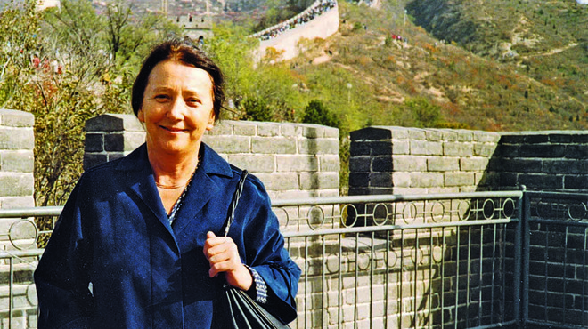 Aleksandra Kornhauser Frazer pred vhodom na Kitajski zid. (foto: arhiv založbe Modrijan)