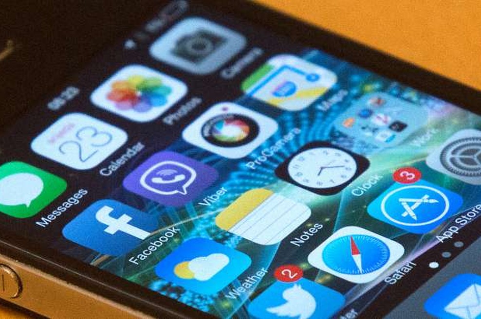 Podjetji Apple in Google sta razvili skupno programsko opremo za spremljanje okužb s koronavirusom (foto: Hina/STA)