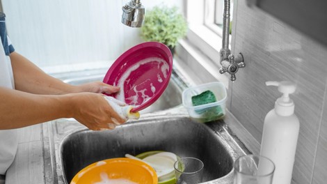 Večina gospodinjskih opravil je v karanteni padla na ramena zaposlenih mater