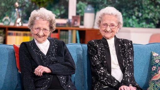 95-letni dvojčici na britanski televiziji razkrili skrivnost dolgega življenja