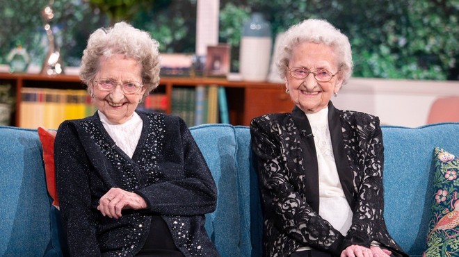95-letni dvojčici na britanski televiziji razkrili skrivnost dolgega življenja (foto: profimedia)