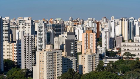 V Braziliji se ne borijo le proti koronavirusu, ampak tudi "bolsonarovirusu"