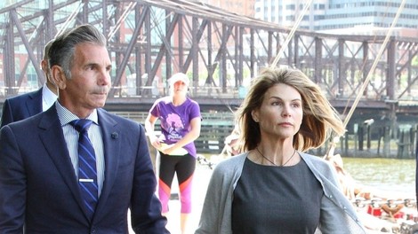 Igralka Lori Loughlin zaradi podkupovanja pri vpisu hčera na fakulteto za zapahe