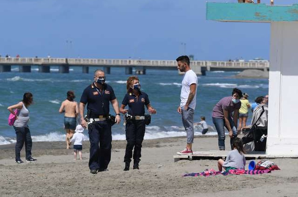 60.000 prostovoljcev naj bi v Italiji opozarjalo na spoštovanje razdalje (foto: Xinhua/STA)