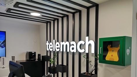 Telemach svoje poslovalnice opremil z defibrilatorji
