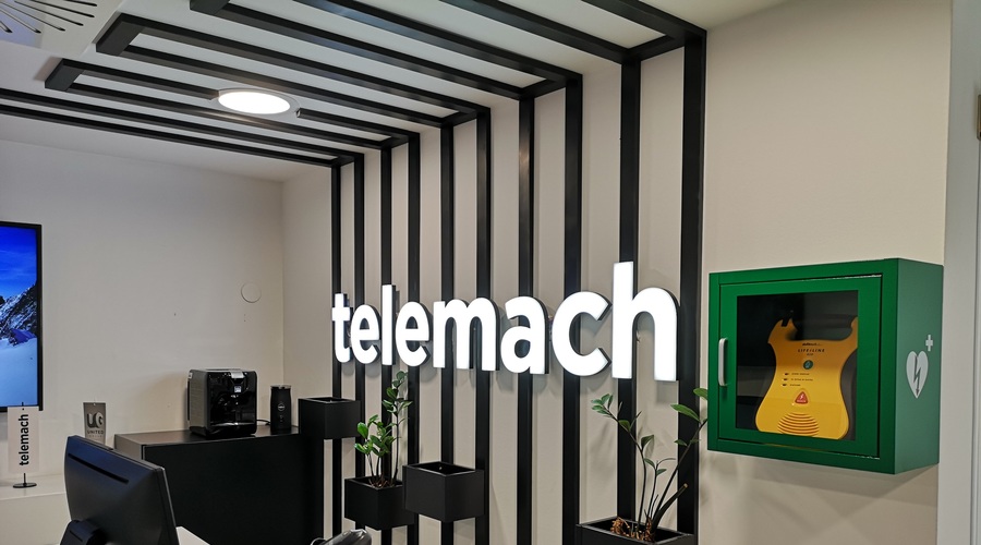 Telemach svoje poslovalnice opremil z defibrilatorji (foto: promocijski material)