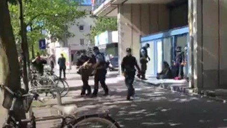 90 minut miroljubno sedeli v znak protesta, pa so jih odnesli v marico