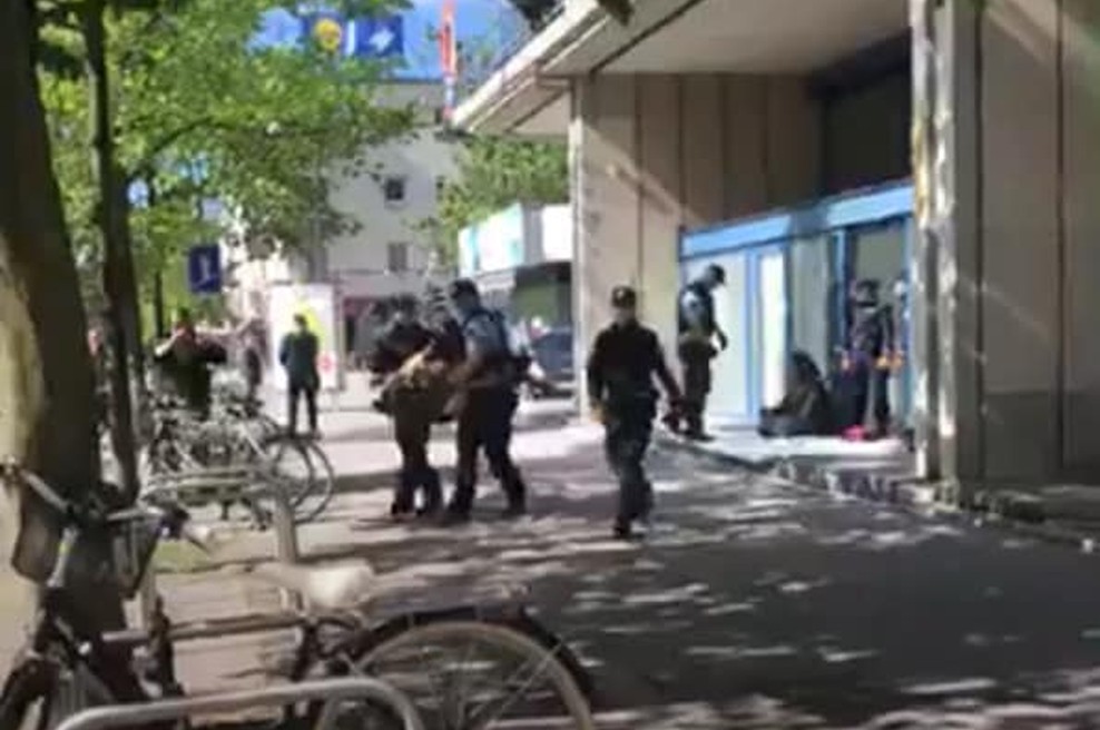 90 minut miroljubno sedeli v znak protesta, pa so jih odnesli v marico (foto: Balkan River Defence Facebook)
