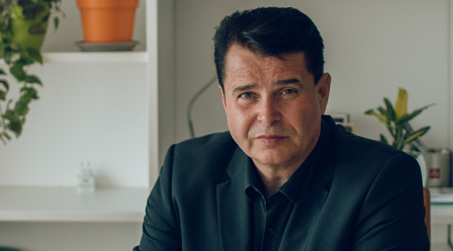 Dr. Samo Javornik (z romanom) v slovensko zakulisje pohlepa (foto: Samo Javornik Press)