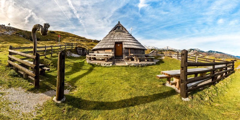 Do turističnih bonov bodo upravičene osebe s stalnim prebivališčem v Sloveniji na dan 13. marca 2020.
