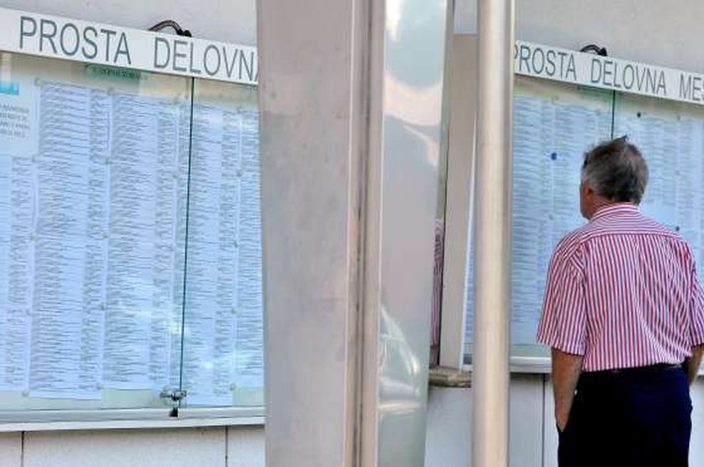 Vsak četrti zaposleni v skrbeh za delovno mesto (foto: Tamino Petelinšek/STA)