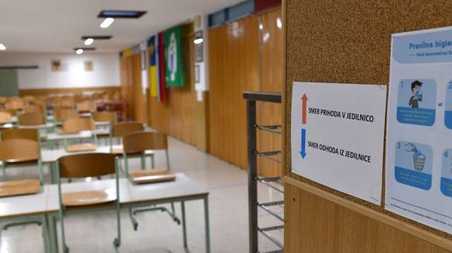 V šolo se vračajo preostali učenci, dijaki ostajajo doma (foto: Tamino Petelinšek/STA)