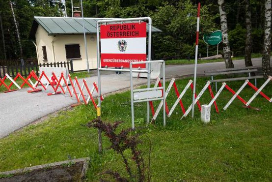 Glasni pozivi in opozorila o protiustavnosti avstrijske vlade pri odprtju meja s Slovenijo