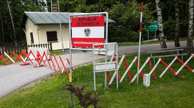 Glasni pozivi in opozorila o protiustavnosti avstrijske vlade pri odprtju meja s Slovenijo (foto: STA/Nebojša Tejić)