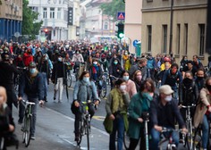 V Ljubljani je množica kolesarjev spet zasedla ulice in zahtevala odstop vlade
