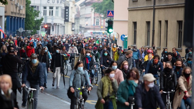 V Ljubljani je množica kolesarjev spet zasedla ulice in zahtevala odstop vlade (foto: profimedia)