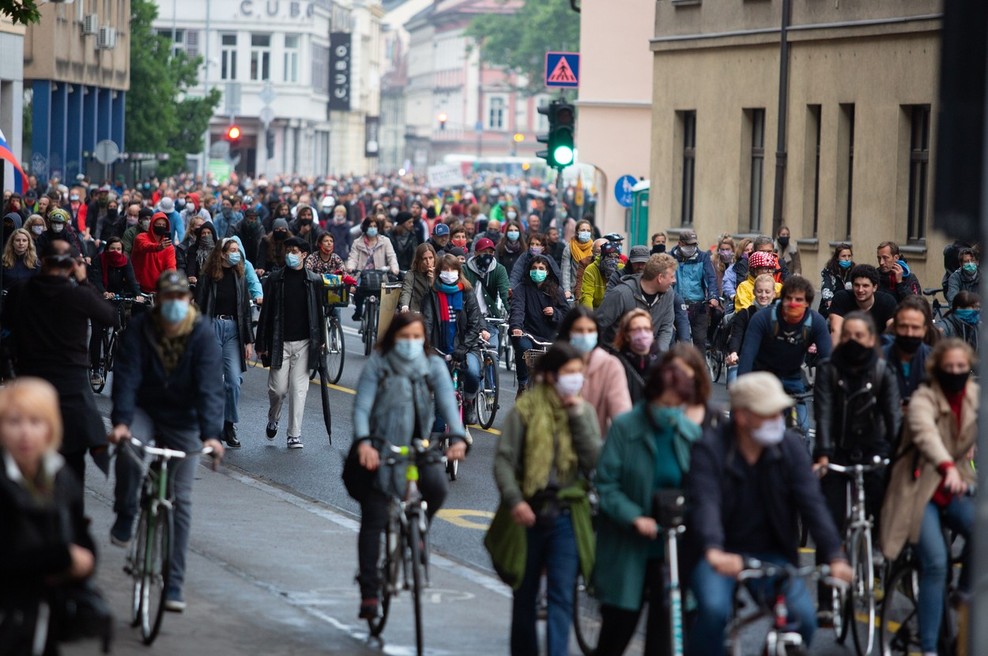 V Ljubljani je množica kolesarjev spet zasedla ulice in zahtevala odstop vlade (foto: profimedia)