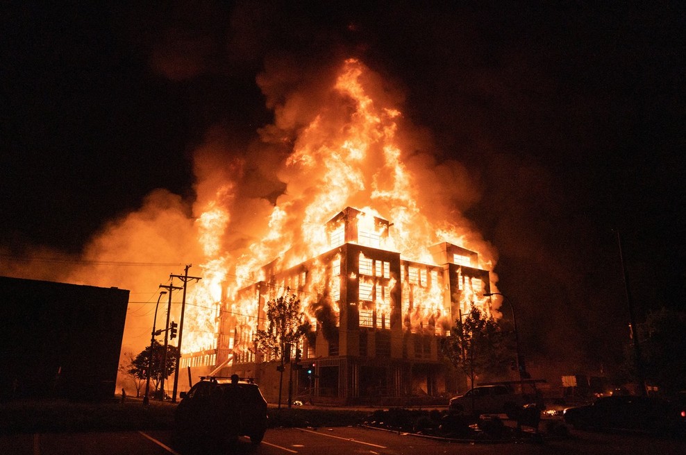 Posnetek zadnje v nizu smrti temnopoltih osumljencev med aretacijo je tokrat počil kot bomba (foto: profimedia)