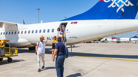 Na Brniku danes po dolgem času dočakali prvi redni potniški let