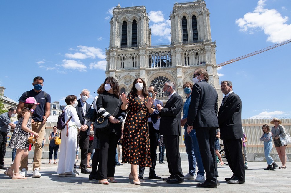 Trg pred pariško katedralo Notre-Dame dobro leto po požaru znova odprt (foto: profimedia)