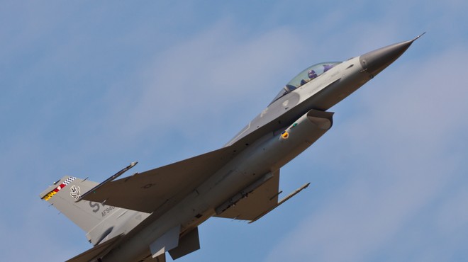 Spektakel! V ponedeljek čez Slovenijo prelet ameriških lovcev F-16 in slovenskih PC-9 (foto: Shutterstock)