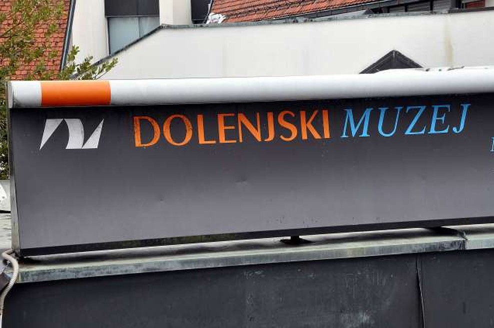 Na vrtu Dolenjskega muzeja v Novem mestu razstava ob 70-letnici delovanja (foto: Rasto Božič/STA)