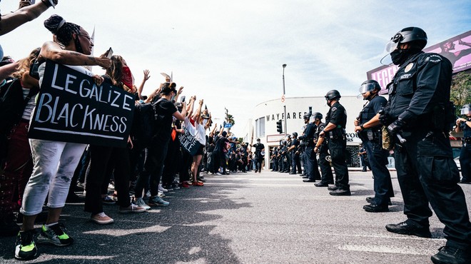 Kdo je policist, ki je klečal na vratu pokojnega Georgea Floyda (foto: profimedia)