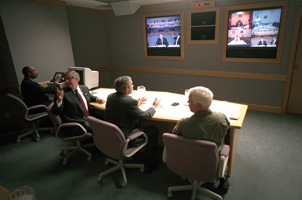 11. september 2001 (bunker pod Belo hišo) (foto: profimedia)