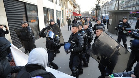 V Parizu sinoči izbruhnili spopadi med policijo in protestniki