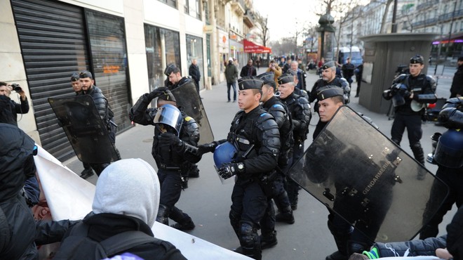V Parizu sinoči izbruhnili spopadi med policijo in protestniki (foto: Profimedia)