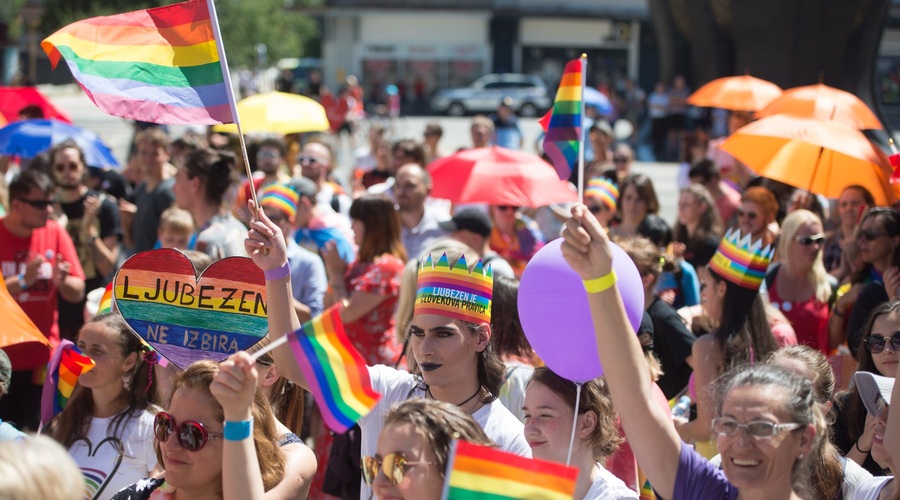 Kako mavrična je Slovenija v resnici? (LGBTQ+ reprezentacija v slovenskih medijih) (foto: Profimedia)