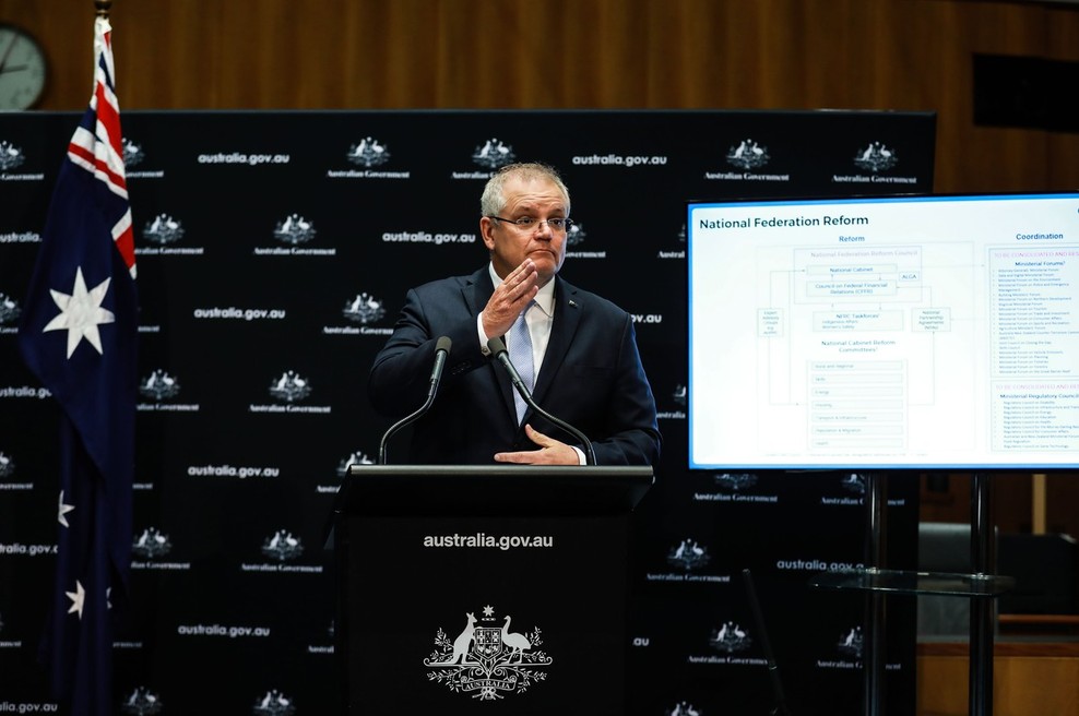 Avstralski premier med novinarsko konferenco doživel hladen tuš (foto: Profimedia)