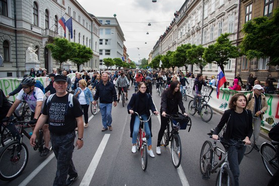 Protestniki v Ljubljani pošiljali papirnate aviončke proti parlamentu