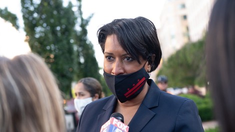 Županja Washingtona Muriel Bowser glavno ulico proti Beli hiši popisala s protirasističnim geslom