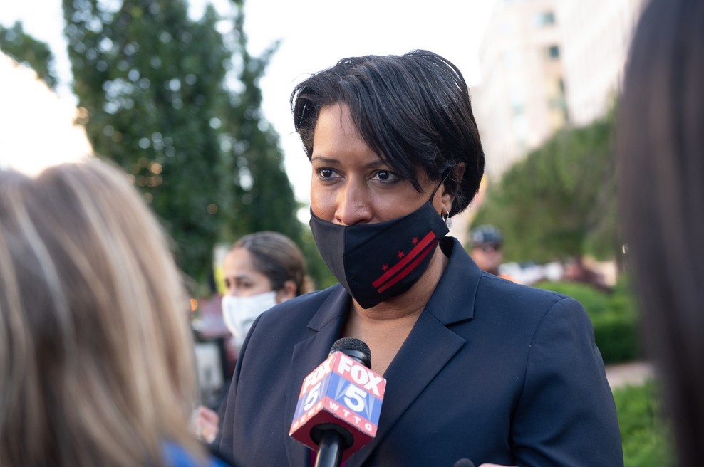 Županja Washingtona Muriel Bowser glavno ulico proti Beli hiši popisala s protirasističnim geslom (foto: profimedia)