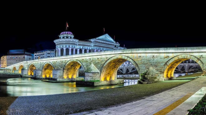 V Severni Makedoniji zaradi covida-19 znova policijska ura (foto: Shutterstock)