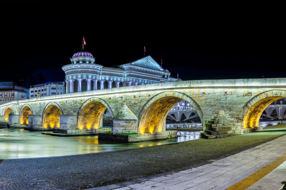 V Severni Makedoniji zaradi covida-19 znova policijska ura (foto: Shutterstock)