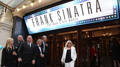 Ameriška pevka in igralka Nancy Sinatra slavi 80 let