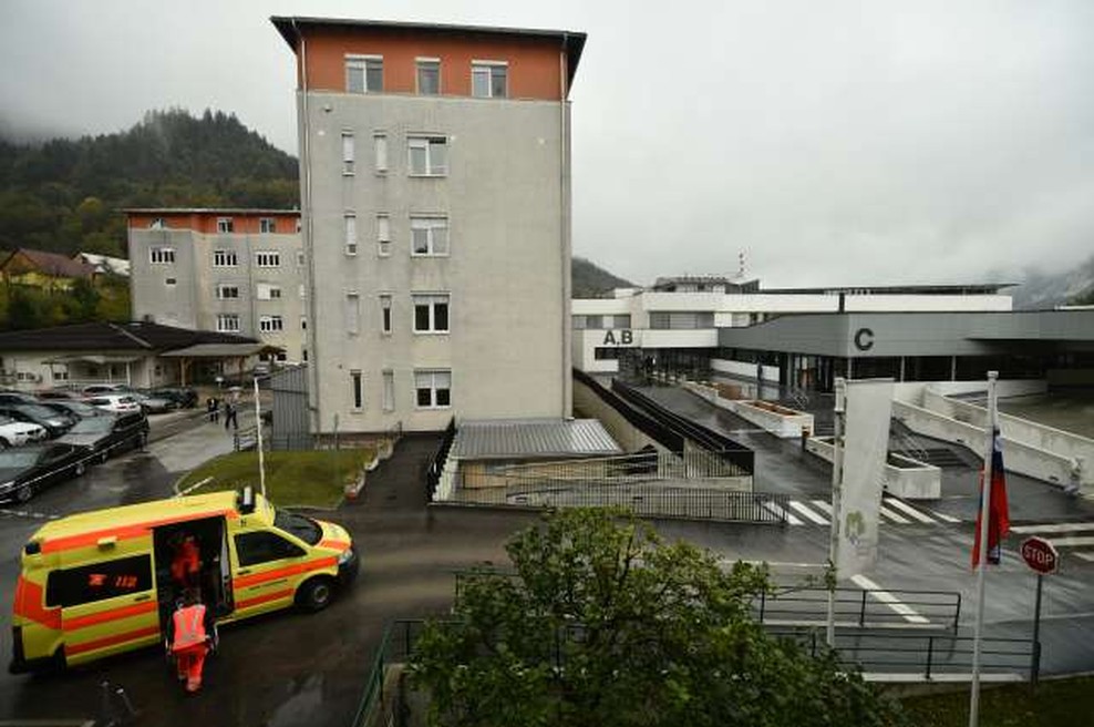 V Splošni bolnišnici Jesenice okužbo odkrili tudi pri bolniku (foto: Tamino Petelinšek/STA)