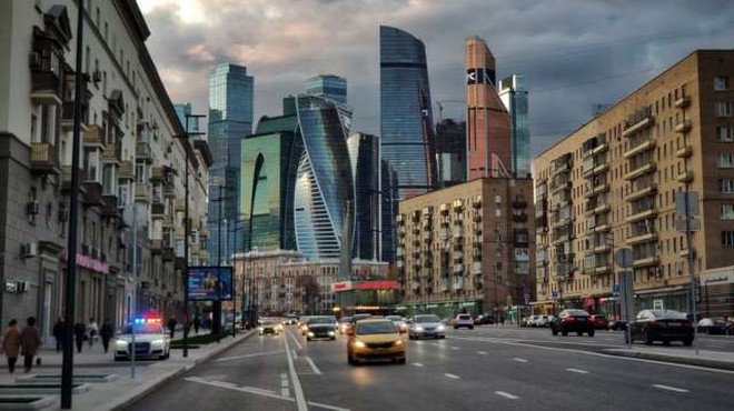 Po odpravi karantene v Moskvi so prebivalci planili na ulice (foto: Xinhua/STA)