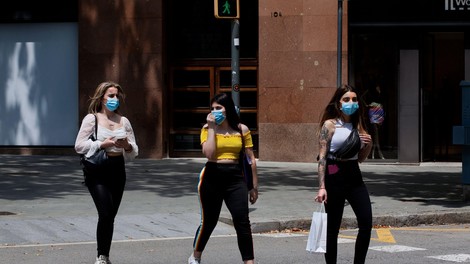 V Španiji zaščitne maske obvezne do učinkovitega zdravljenja ali cepiva